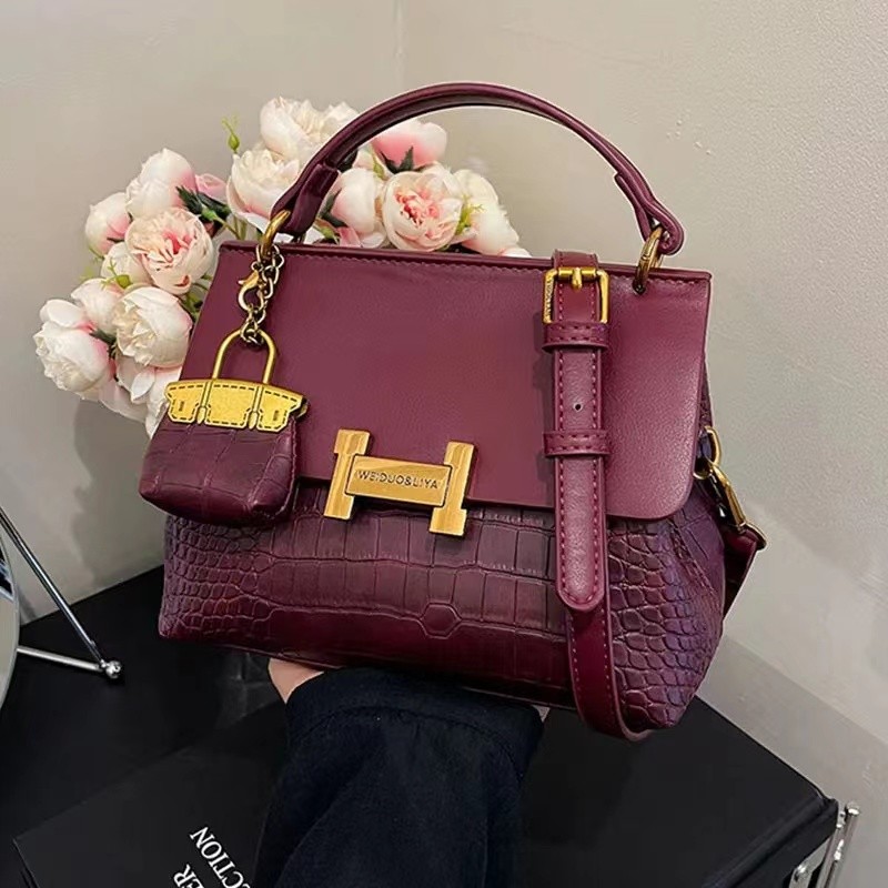 Retro Fashion Women's bag beautiful and high-end feel versatile crossbody handbag